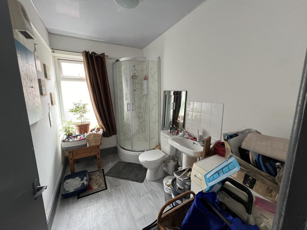 Lot: 143 - FREEHOLD RESIDENTIAL INVESTMENT COMPRISING FOUR APARTMENTS - Flat 3-Shower room